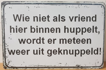 Wie niet als vriend hier binnen huppelt metalen wandbo