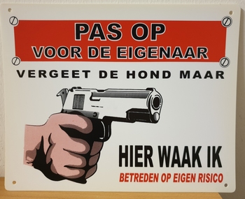 Pas voor de eigenaar vergeet de hond maar kunstof bord